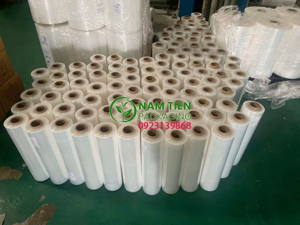 Cuộn màng PE khổ lớn xếp pallet sẵn sàng giao hàng.